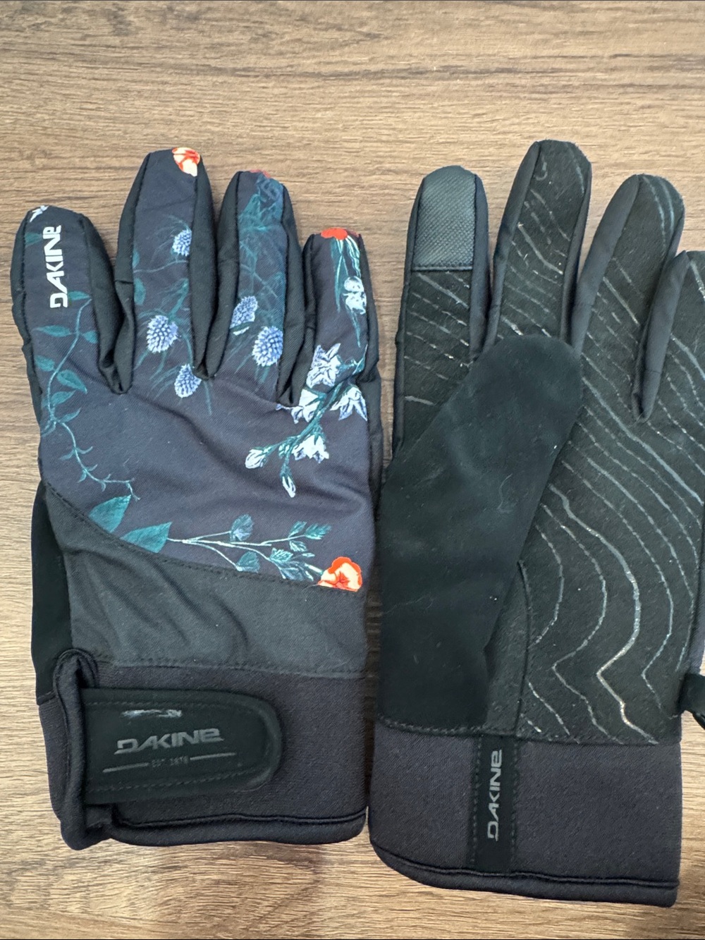 Women’s Dakine snowboard gloves L